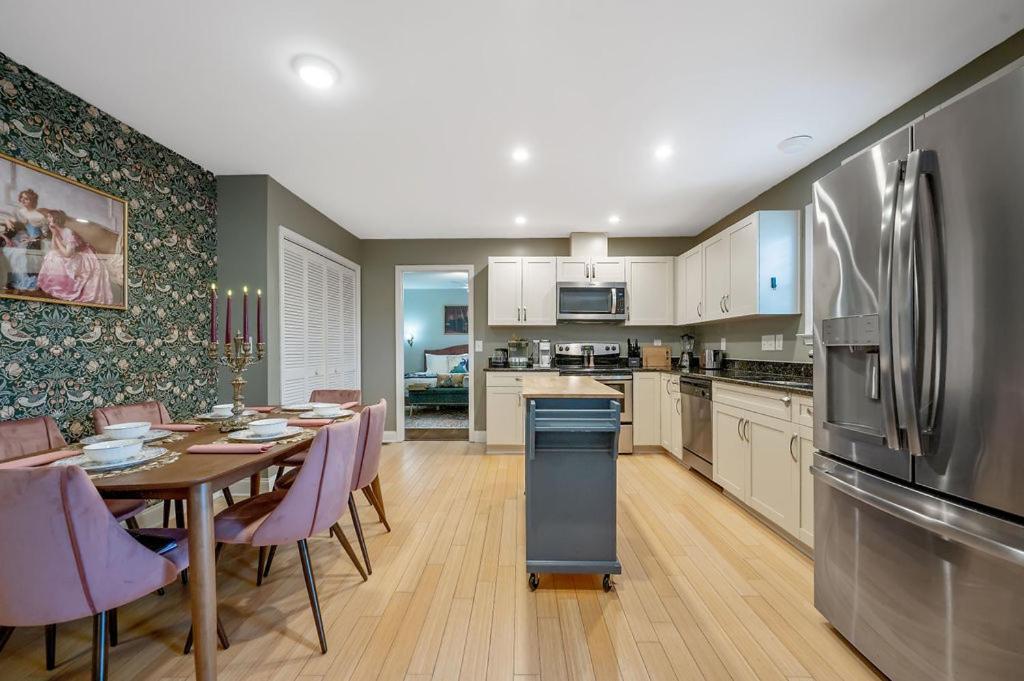 New Victorian Theme, 3Br, Lrg Backyard Close To Pnc Arena, Downtown, And Rdu Airport ราลลี ภายนอก รูปภาพ