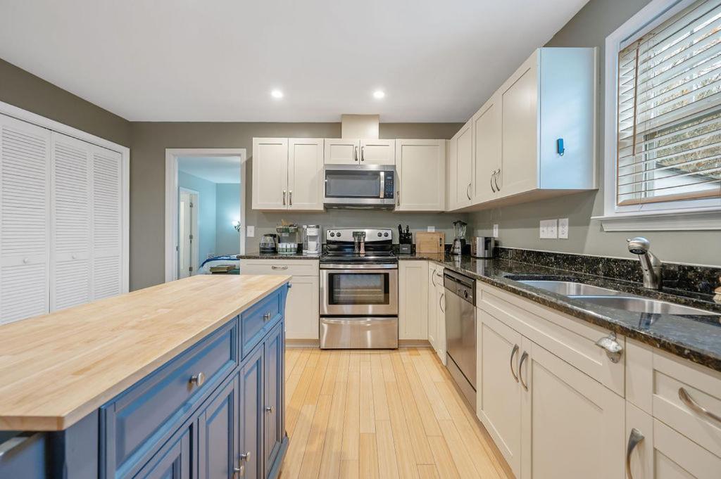 New Victorian Theme, 3Br, Lrg Backyard Close To Pnc Arena, Downtown, And Rdu Airport ราลลี ภายนอก รูปภาพ