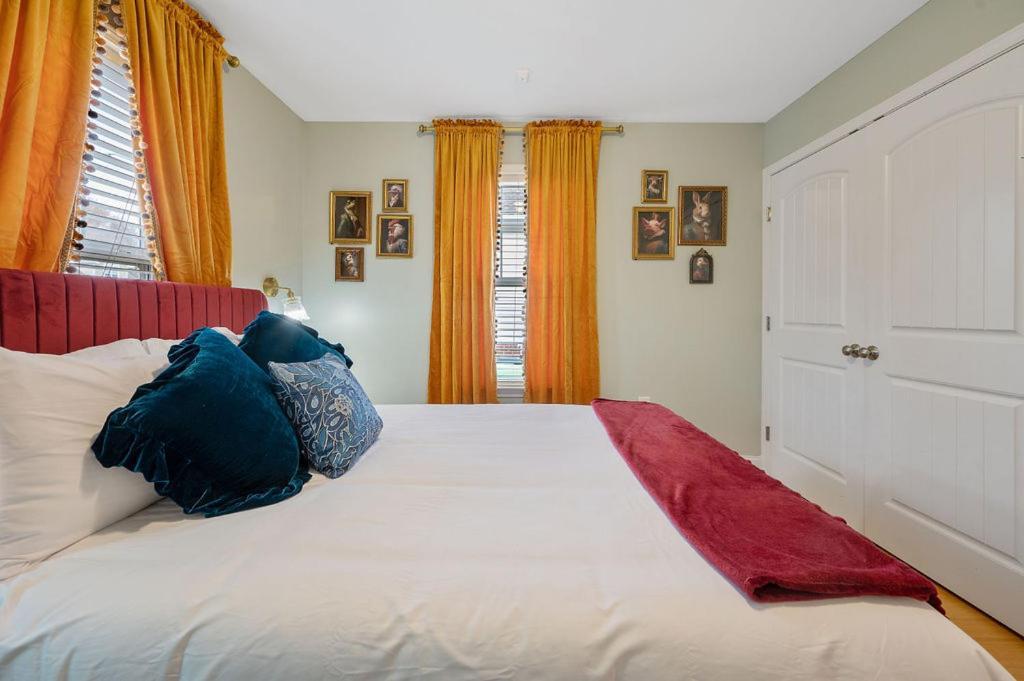 New Victorian Theme, 3Br, Lrg Backyard Close To Pnc Arena, Downtown, And Rdu Airport ราลลี ภายนอก รูปภาพ